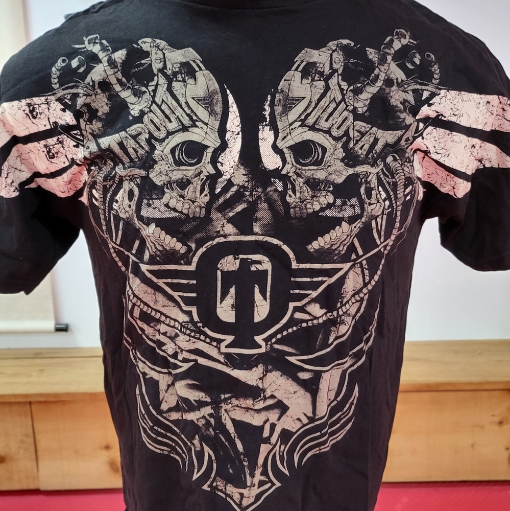 NWT TapOut Tee Bolt Design Size Medium 100% Cotton